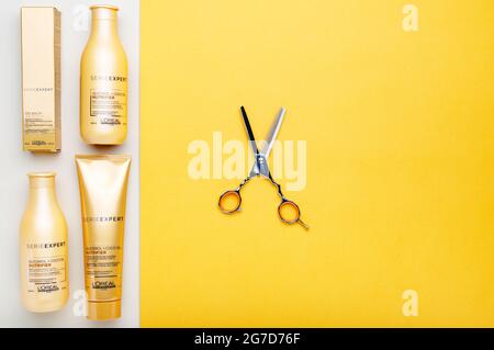 L'oréal professionnel Paris série Expert loréal nutritif cheveux ensemble de produits professionnels ciseaux de coiffure. Shampooing pour cheveux Loreal de couleur jaune Banque D'Images