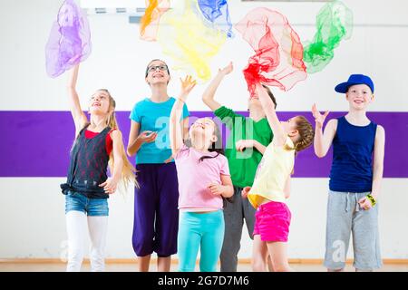 Les enfants de la danse chorégraphie de groupe moderne avec les écharpes Banque D'Images