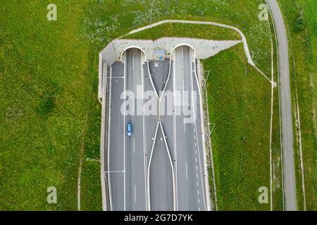 Vue de dessus sur l'entrée du tunnel de l'autoroute recouverte d'herbe verte Banque D'Images