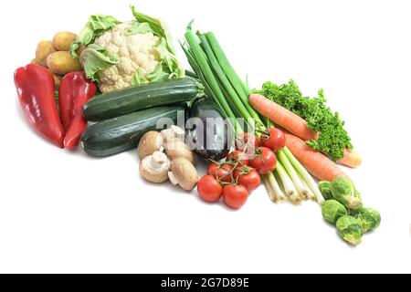 Divers légumes isolés sur fond blanc, concept alimentaire sain pour un régime alimentaire minceur, végétarien et végétalien, espace de copie Banque D'Images