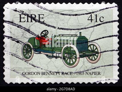 IRLANDE - VERS 2003: Un timbre imprimé en Irlande montre Race Map et Napier, 1903 automobile, Centenaire de la course Gordon Bennett en Irlande, vers 20 Banque D'Images