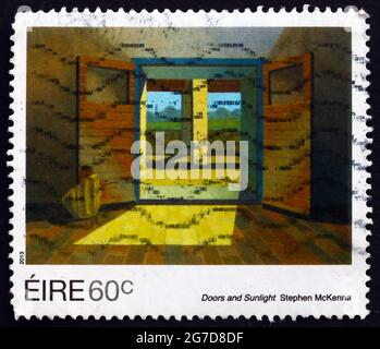 IRLANDE - VERS 2013: Un timbre imprimé en Irlande montre les portes et la lumière du soleil, peinture par Stephen McKenna, vers 2013 Banque D'Images