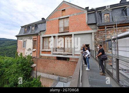 13 juillet 2021, Thuringe, Schwarzburg : lors d'une tournée de presse, le château de Schwarzburg est présenté comme un lieu de pensée pour la démocratie. Le Denkort der Demokratie est un projet conjoint de la Fondation des Palais et jardins de Thuringe et de l'International Building Exhibition (IBA). Les socialistes nationaux avaient voulu convertir le château en une maison d'hôtes de Reich et démoli ou endommagé des parties du bâtiment à cette fin. Le Président Reich Friedrich Ebert (SPD) a signé la constitution de la République de Weimar à Schwarzburg le 11 août 1919. Photo: Martin Schutt/dpa-Zentralbild/dpa Banque D'Images