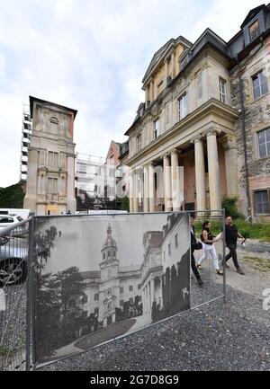 13 juillet 2021, Thuringe, Schwarzburg : lors d'une tournée de presse, le château de Schwarzburg est présenté comme un lieu de pensée pour la démocratie. Le Denkort der Demokratie est un projet conjoint de la Fondation des Palais et jardins de Thuringe et de l'International Building Exhibition (IBA). Les socialistes nationaux avaient voulu convertir le château en une maison d'hôtes de Reich et démoli ou endommagé des parties du bâtiment à cette fin. Le Président Reich Friedrich Ebert (SPD) a signé la constitution de la République de Weimar à Schwarzburg le 11 août 1919. Photo: Martin Schutt/dpa-Zentralbild/dpa Banque D'Images