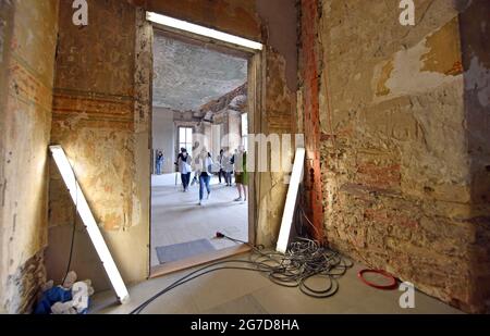 13 juillet 2021, Thuringe, Schwarzburg : lors d'une tournée de presse, le château de Schwarzburg est présenté comme un lieu de pensée pour la démocratie. Le Denkort der Demokratie est un projet conjoint de la Fondation des Palais et jardins de Thuringe et de l'International Building Exhibition (IBA). Les socialistes nationaux avaient voulu convertir le château en une maison d'hôtes de Reich et démoli ou endommagé des parties du bâtiment à cette fin. Le Président Reich Friedrich Ebert (SPD) a signé la constitution de la République de Weimar à Schwarzburg le 11 août 1919. Photo: Martin Schutt/dpa-Zentralbild/dpa Banque D'Images