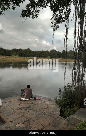 11 juillet 2021 à Mardhe Village, Satara, Inde. Portrait d'un Indien non identifié Homme pêchant dans une rivière le matin, mode de vie rural. Village indien Banque D'Images