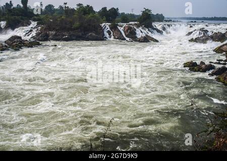 Li Phi Falls sur le Mékong, Siphandon (quatre mille îles), près de la frontière entre le Laos et le Cambodge Banque D'Images