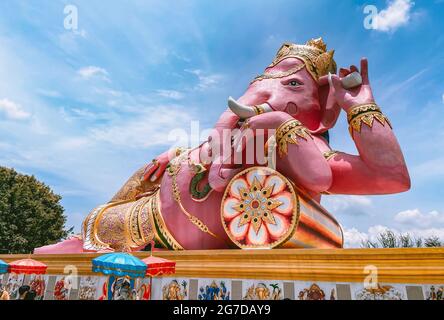 Wat Saman Rattanaram temple aux pétales de fleurs à Chachoengsao, Thaïlande Banque D'Images