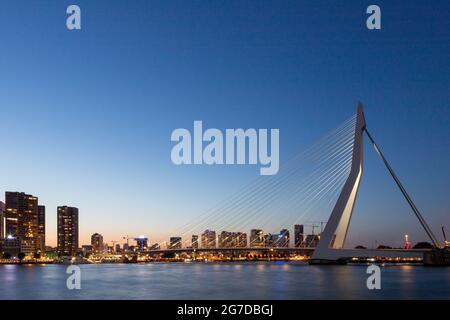 Le pont Erasmus ( Eramusbrug) au coucher du soleil avec la ligne d'horizon de Rotterdam, aux pays-Bas Banque D'Images