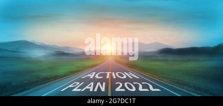 Plan d'action 2022 concept. Plan d'action Word 2022 écrit sur la route au milieu de la route asphaltée au coucher du soleil. Concept de planification et de défi, affaires Banque D'Images