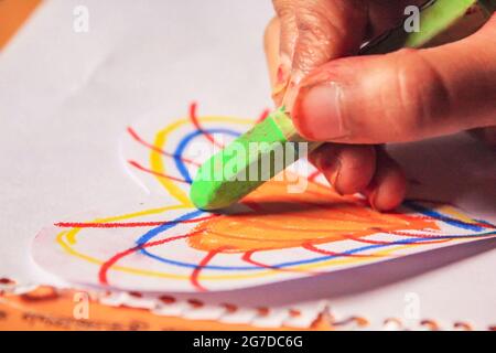 Une esquisse à la main avec un crayon de couleur sur du papier Banque D'Images