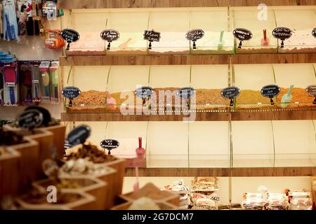 Kemer, Turquie - 25 mai 2021 : grand assortiment de condiments dans une boutique de souvenirs turque. Sélection de assaisonnements dans la boutique de cadeaux pour un cadeau. Condition élevée Banque D'Images