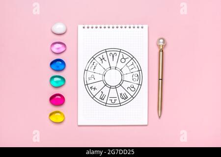 Horoscope cercle avec douze signes de zodiaque sur le papier, divination dice, pierre colorée sur fond rose la narration de Fortune et prédictions d'astrologie Banque D'Images