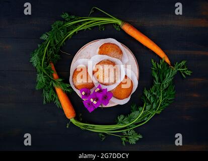 petits gâteaux de carottes avec sucre en poudre pour le petit déjeuner Banque D'Images