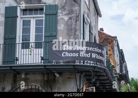 LA NOUVELLE-ORLÉANS, LA, USA - 10 JUILLET 2021 : panneau « The intersection of chaos and Whimsy » sur un balcon sur Decatur Street dans le quartier français Banque D'Images