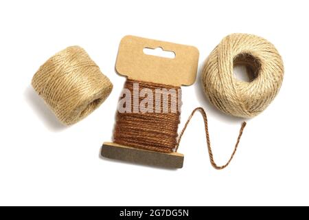 Rouleaux de corde de ficelle de jute sur fond blanc Banque D'Images