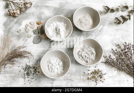 Composition de la couche plate avec la préparation d'un masque facial à partir d'argile, ingrédients naturels en cosmétologie. Banque D'Images