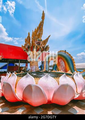 Wat Saman Rattanaram temple aux pétales de fleurs à Chachoengsao, Thaïlande Banque D'Images