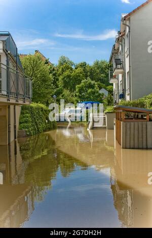 Inondation due à de fortes précipitations avec un bateau sur la route à Neckargemund sur la rivière Neckar dans le sud de l'Allemagne au début de l'été Banque D'Images