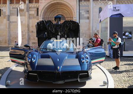 Modène, Italie, 1er juillet 2021 - exposition Motor Valley, Pagani Huayra voiture de sport tricolore, détail de la face avant Banque D'Images