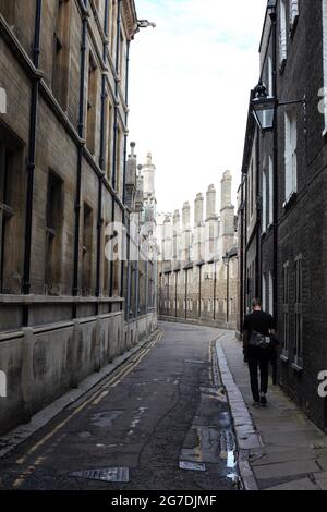 Vue arrière d'un jeune homme solitaire marchant sur Trinity Lane, Cambridge, Grande-Bretagne Banque D'Images