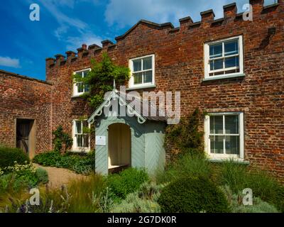 Garden Cottage à la Rose Garden Wynyard Hall Tees Valley Angleterre en été Banque D'Images