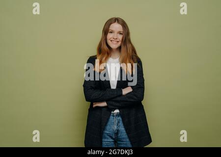 Jeune femme souriante et heureuse qui garde les bras croisés Banque D'Images