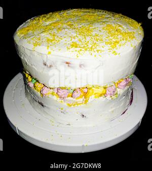 Gâteau parfait décoré de papier à sucre et de pivoine rose. Idées de gâteau de mariage, gâteau d'anniversaire Banque D'Images