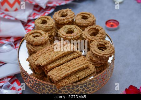 Tajine traditionnel de fête avec festive Kaak marocain, anis cookies, Close up Banque D'Images