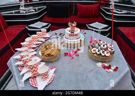 Salon marocain avec table d'anniversaire. Biscuits marocains et gâteau d'anniversaire Banque D'Images