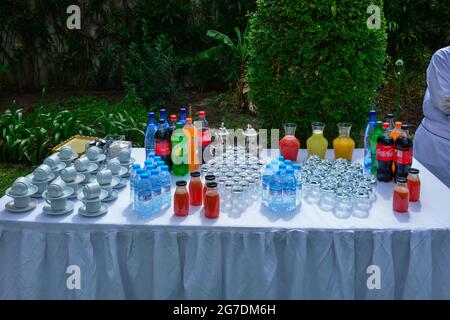 Table de buffet dans le jardin. Boissons non alcoolisées et tasses vides Banque D'Images