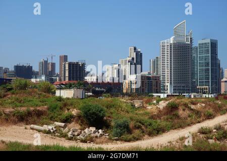 Bâtiments du centre-ville de Beyrouth, Liban vus des environs du port le 13 juillet 2021. De nombreux bâtiments près du port ont été endommagés ou détruits par l'explosion le 4 août 2020 et n'ont pas encore été restaurés. (ELISA Gestri/Sipa USA) Banque D'Images