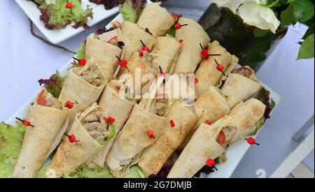 Emballage shawarma au poulet, buffet Shawarma. Repas d'anniversaire et de mariage Banque D'Images