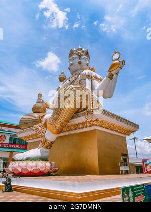 Wat Saman Rattanaram temple aux pétales de fleurs à Chachoengsao, Thaïlande Banque D'Images