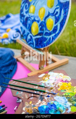 Palette avec des peintures et des pinceaux multicolores, femme peinture image Banque D'Images