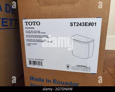 Gros plan d'une étiquette de réservoir de toilettes « Toto Entrada » sur une boîte en carton, photographiée à Lafayette, Californie, le 5 avril 2021. () Banque D'Images