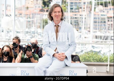 WES Anderson assiste à la photocall de la distribution française lors du 74e Festival annuel du film de Cannes le 13 juillet 2021 à Cannes, en France. Photo de David Niviere/ABACAPRESS.COM Banque D'Images