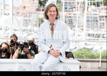 WES Anderson assiste à la photocall de la distribution française lors du 74e Festival annuel du film de Cannes le 13 juillet 2021 à Cannes, en France. Photo de David Niviere/ABACAPRESS.COM Banque D'Images