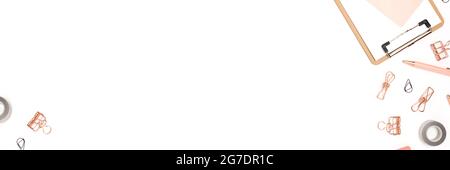 Bannière avec fournitures scolaires de couleur rose sur fond blanc. Composition avec espace de copie. Banque D'Images