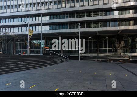 Sydney, Australie. Mardi 13 juillet 2021. Reserve Bank of Australia, Martin place et les zones environnantes du CBD vides. Les restrictions de verrouillage ont été renforcées et étendues en raison de la variante Delta des cas COVID-19 à travers Sydney, les Blue Mountains et les côtes centrales. L'exercice est limité à deux personnes par groupe et les gens doivent se remian dans un rayon de 10km de leur maison. Crédit : Paul Lovelace/Alamy Live News Banque D'Images