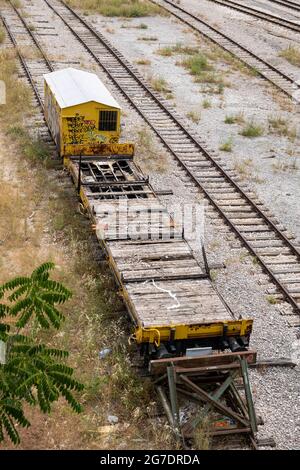 Des wagons ou des fourgonnettes anciens, en décomposition et désutilisés à la gare de Split Predgrađe en Croatie. 2021 Banque D'Images