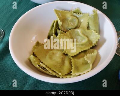 Gros plan de raviolis fraîchement cuits dans un bol blanc reposant sur une nappe verte, photographié à Lafayette, Californie, le 30 avril 2021. () Banque D'Images