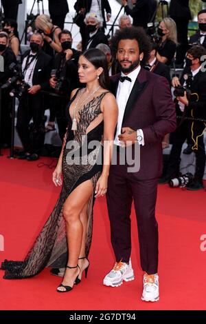 CANNES - 12 JUILLET : Marcelo Vieira et Clarisse Alves arrivent à la première de « L'EXPÉDITION FRANÇAISE » lors du 74e Festival de Cannes le 12 juillet 2021 au Palais des Festivals de Cannes. (Photo de Lyvans Boolaky/ÙPtertainment/Sipa USA) Banque D'Images