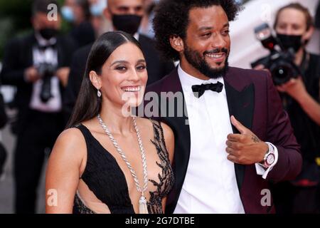 CANNES - 12 JUILLET : Marcelo Vieira et Clarisse Alves arrivent à la première de « L'EXPÉDITION FRANÇAISE » lors du 74e Festival de Cannes le 12 juillet 2021 au Palais des Festivals de Cannes. (Photo de Lyvans Boolaky/ÙPtertainment/Sipa USA) Banque D'Images