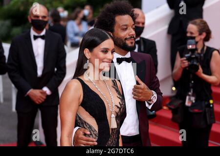 CANNES - 12 JUILLET : Marcelo Vieira et Clarisse Alves arrivent à la première de « L'EXPÉDITION FRANÇAISE » lors du 74e Festival de Cannes le 12 juillet 2021 au Palais des Festivals de Cannes. (Photo de Lyvans Boolaky/ÙPtertainment/Sipa USA) Banque D'Images