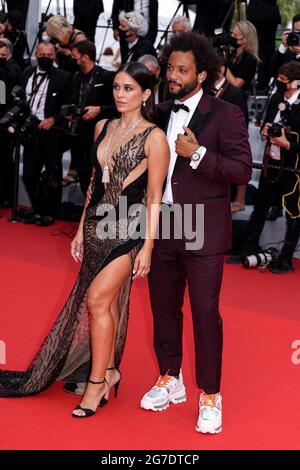 CANNES - 12 JUILLET : Marcelo Vieira et Clarisse Alves arrivent à la première de « L'EXPÉDITION FRANÇAISE » lors du 74e Festival de Cannes le 12 juillet 2021 au Palais des Festivals de Cannes. (Photo de Lyvans Boolaky/ÙPtertainment/Sipa USA) Banque D'Images