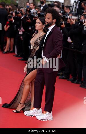 CANNES - 12 JUILLET : Marcelo Vieira et Clarisse Alves arrivent à la première de « L'EXPÉDITION FRANÇAISE » lors du 74e Festival de Cannes le 12 juillet 2021 au Palais des Festivals de Cannes. (Photo de Lyvans Boolaky/ÙPtertainment/Sipa USA) Banque D'Images