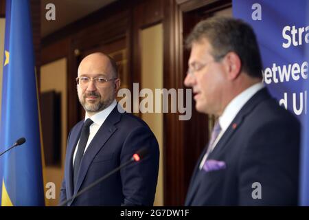 KIEV, UKRAINE - le 13 JUILLET 2021 - le Premier ministre ukrainien Denys Shmyhal (L) et le vice-président de la Commission européenne Maros Sefcovic tiennent la conférence de presse conjointe après la conférence de haut niveau sur le partenariat stratégique entre l'UE et l'Ukraine sur les matières premières et les batteries essentielles, Kiev, capitale de l'Ukraine. Banque D'Images