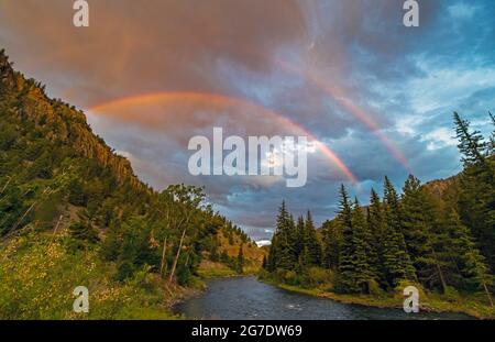 Image paysage d'un double arc-en-ciel vibrant au-dessus de la rivière Rio Grande près de South Fork Colorado. Banque D'Images