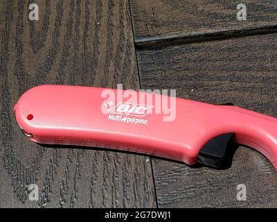 Gros plan du briquet de butane de marque Bic sur table extérieure, Lafayette, Californie, 16 mai 2021. () Banque D'Images